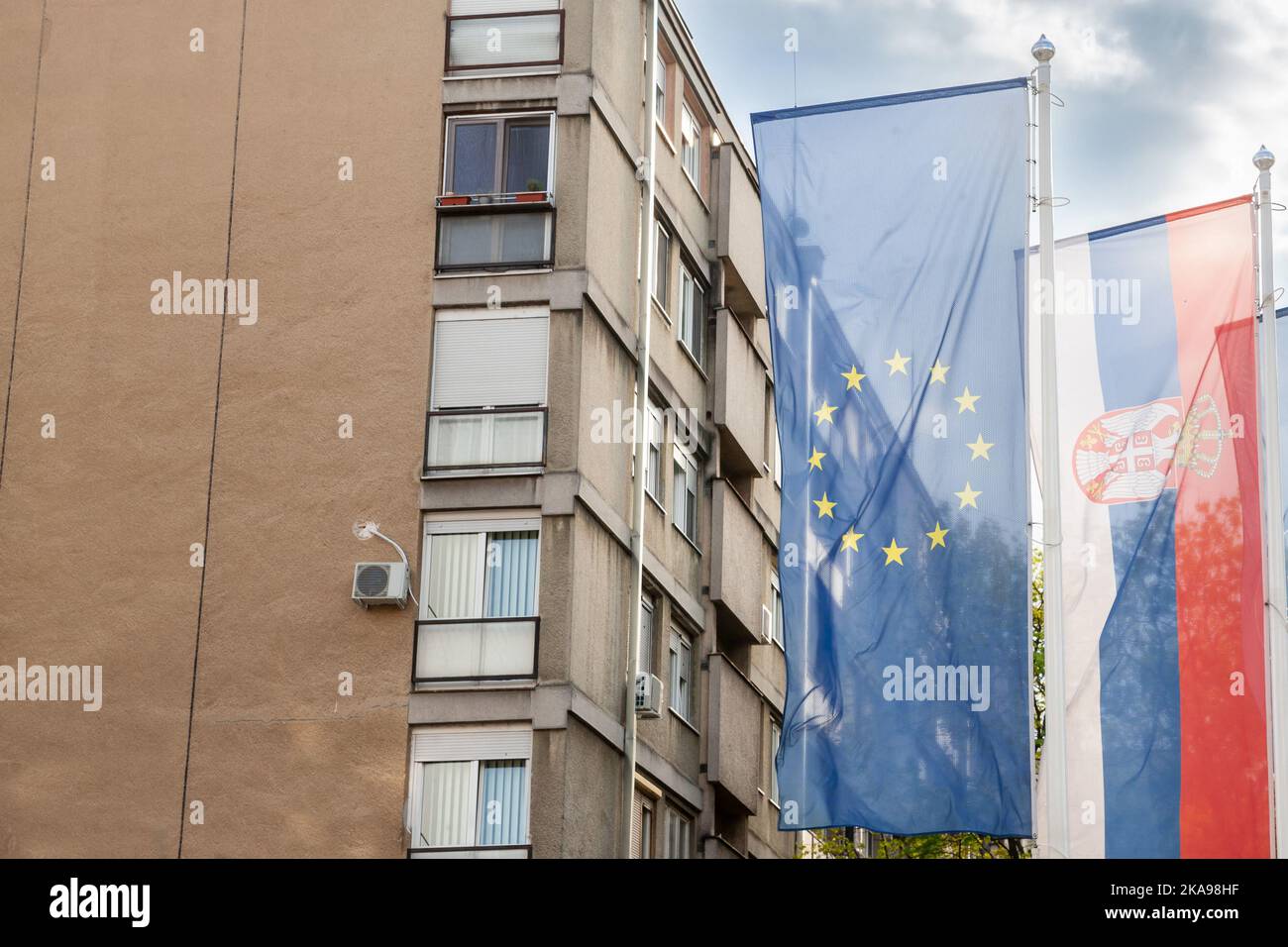 Photo des drapeaux de la Serbie et de l'UE qui se sont enfuis dans l'air derrière un ciel bleu ensoleillé. L'adhésion de la Serbie à l'Union européenne (UE) a été en cours Banque D'Images