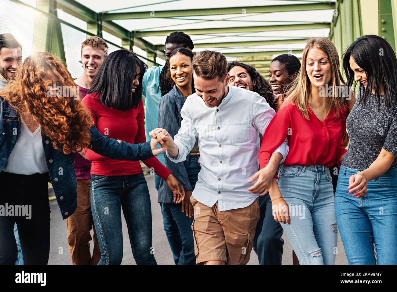 Amis multiethniques ayant plaisir à marcher ensemble sans souci - communauté interraciale de jeunes debout ensemble et marchant sous un pont - plongeurs Banque D'Images