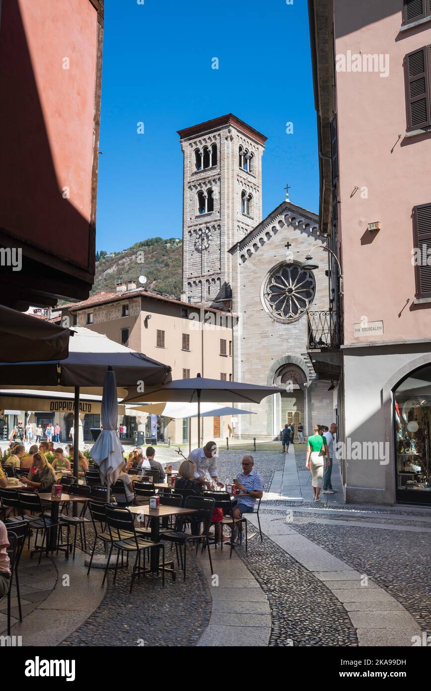 Piazza San Fedele Como, vue en été des personnes assises à des tables dans l'historique Piazza San Fedele dans la ville de Côme, Lac de Côme, Lombardie Banque D'Images