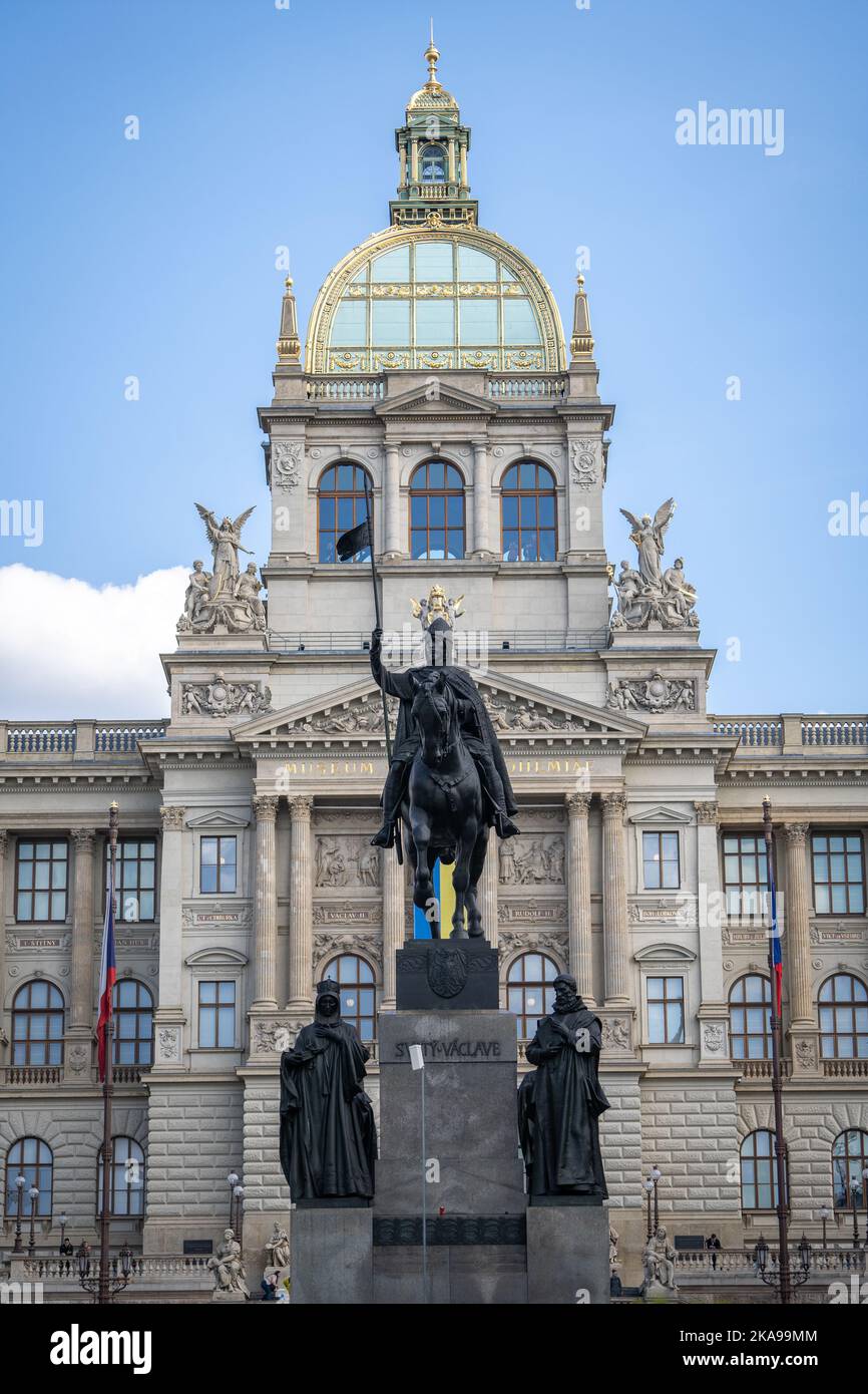 Magnifique bâtiment historique du musée national avec statue en face, Prague, Tchéquie Banque D'Images