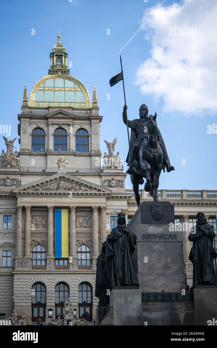 Magnifique bâtiment historique du musée national avec statue en face, angle latéral, Prague, Tchéquie Banque D'Images