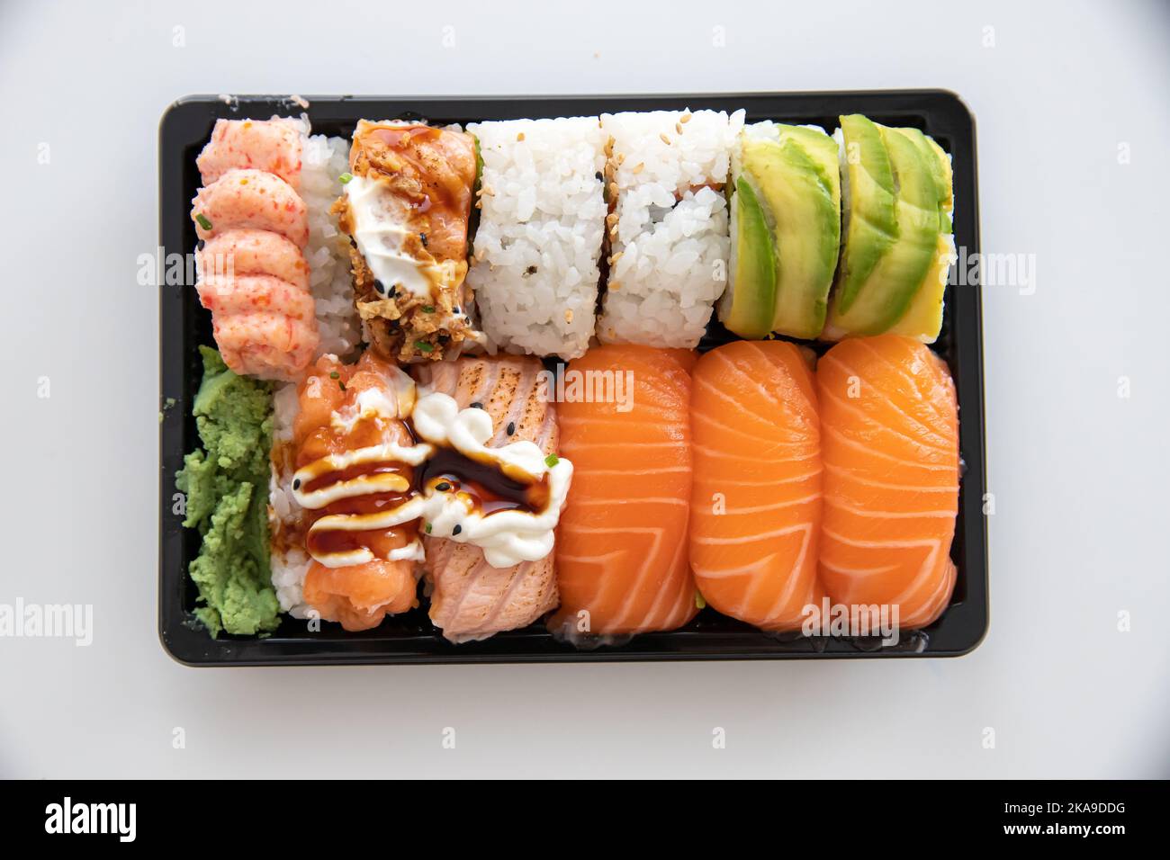 Une vue de dessus d'un appétissant assortiment de sushis Banque D'Images