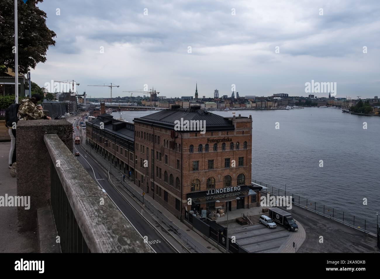 Vue sur le musée Fotografiska depuis le point de vue de Fjällgatan, situé dans le quartier de Södermalmn. En arrière-plan le paysage urbain de Stockholm. Banque D'Images