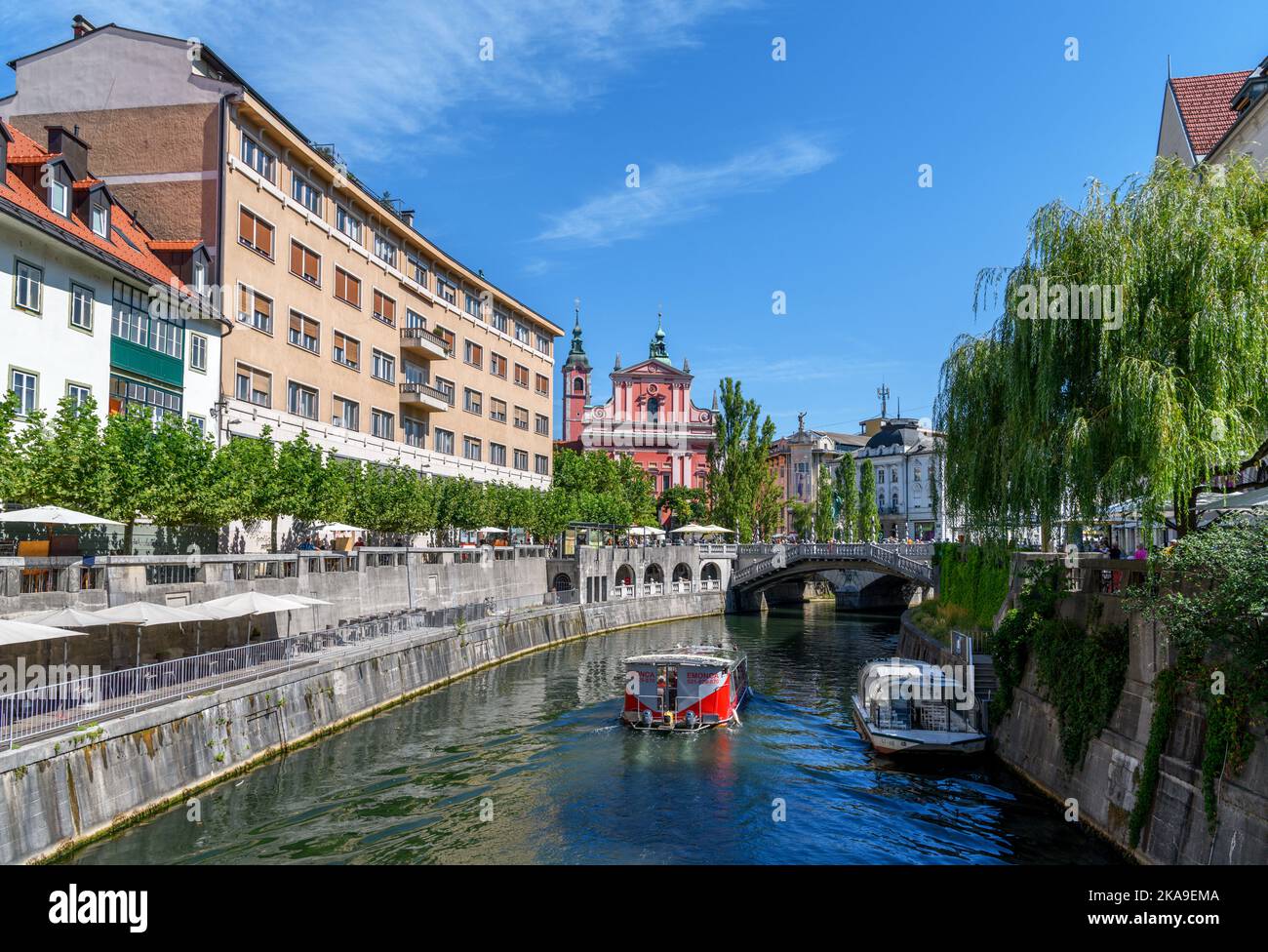 La rivière de la rivière de la plupart des Pešce en direction du pont triple, vieille ville de Ljubljana, Slovénie Banque D'Images