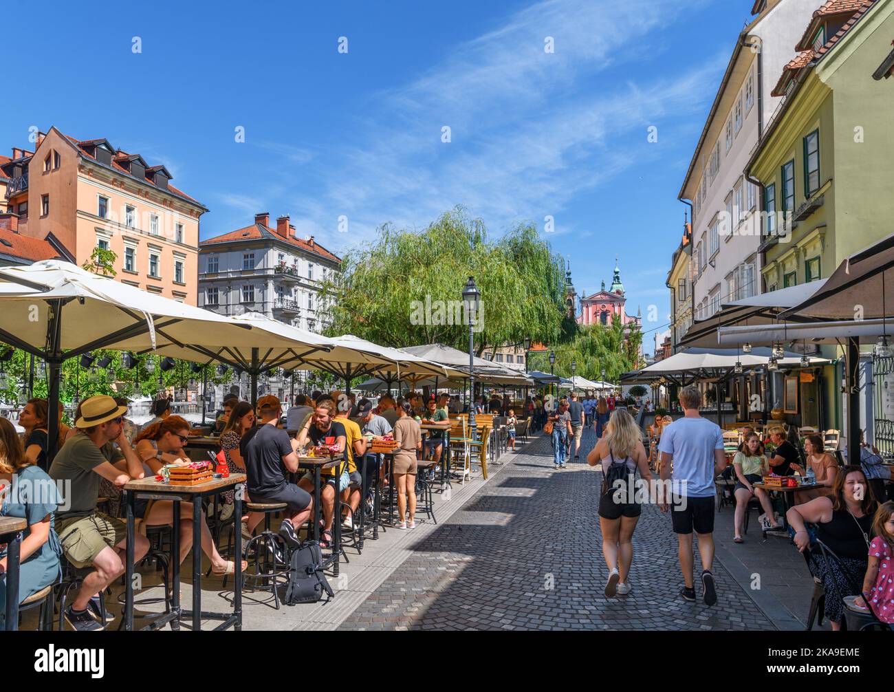 Bars et cafés sur Cankarjevo nabrežje, vieille ville, Ljubljana, Slovénie Banque D'Images