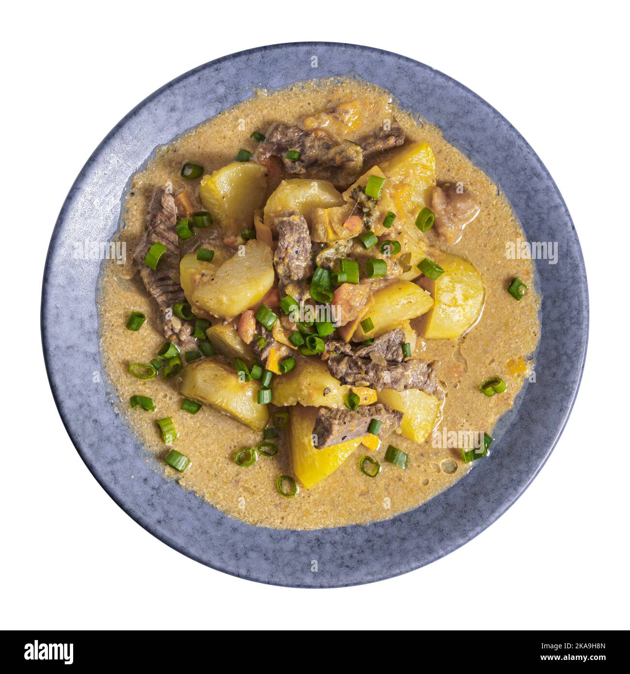 Pommes de terre avec sauce à la viande et échalotes isolées vue de dessus Banque D'Images