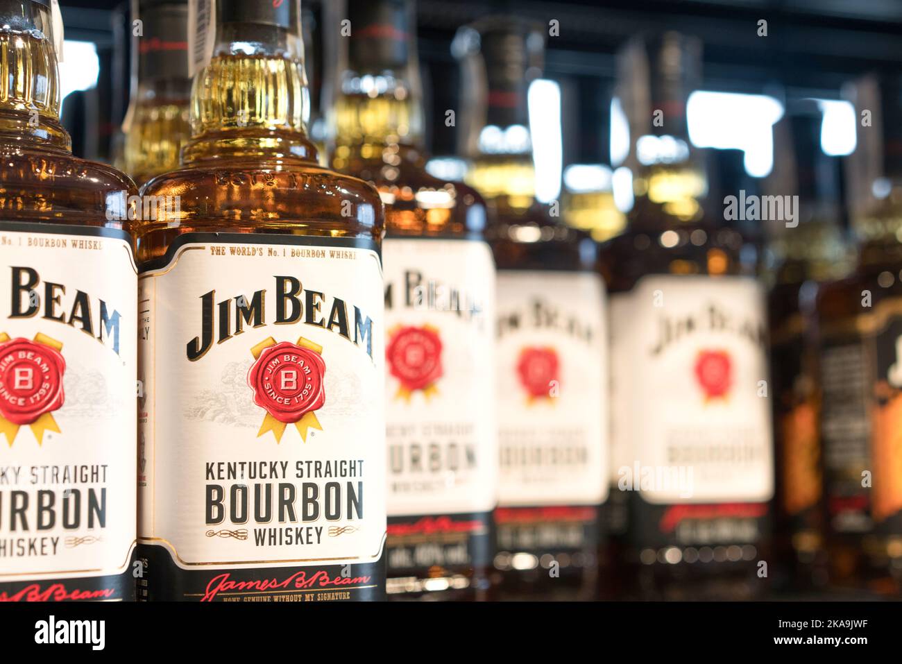 Lviv, Ukraine - 20 février 2022 : bouteilles avec le whisky bourbon droit Jim Beam Kentucky au magasin de spiritueux Bad Boy, étiquette blanche. Mise au point sélective Banque D'Images