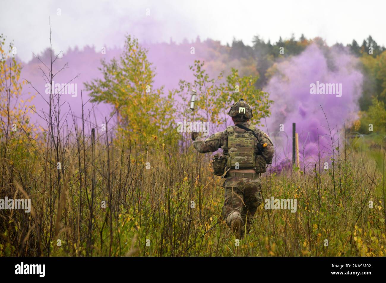 Grafenwoehr, Bayern, Allemagne. 15th octobre 2022. Un soldat américain affecté au peloton 1st, troupe d'Argonaut, Escadron de génie du régiment, 2nd, Régiment de cavalerie lance un crochet de grillage pour dégager un chemin vers un obstacle lors d'un exercice d'incendie en direct de l'équipe dans la zone d'entraînement de Grafenwoehr, Allemagne, octobre. 15, 2022. 2nd Cavalry Regiment fournit le V corps, le corps de déploiement avancé des États-Unis en Europe, avec des forces crédibles au combat capables de se déployer rapidement dans tout le théâtre européen pour défendre l'alliance de l'OTAN. Crédit: Armée américaine/ZUMA Press Wire Service/ZUMAPRESS.com/Alamy Live News Banque D'Images