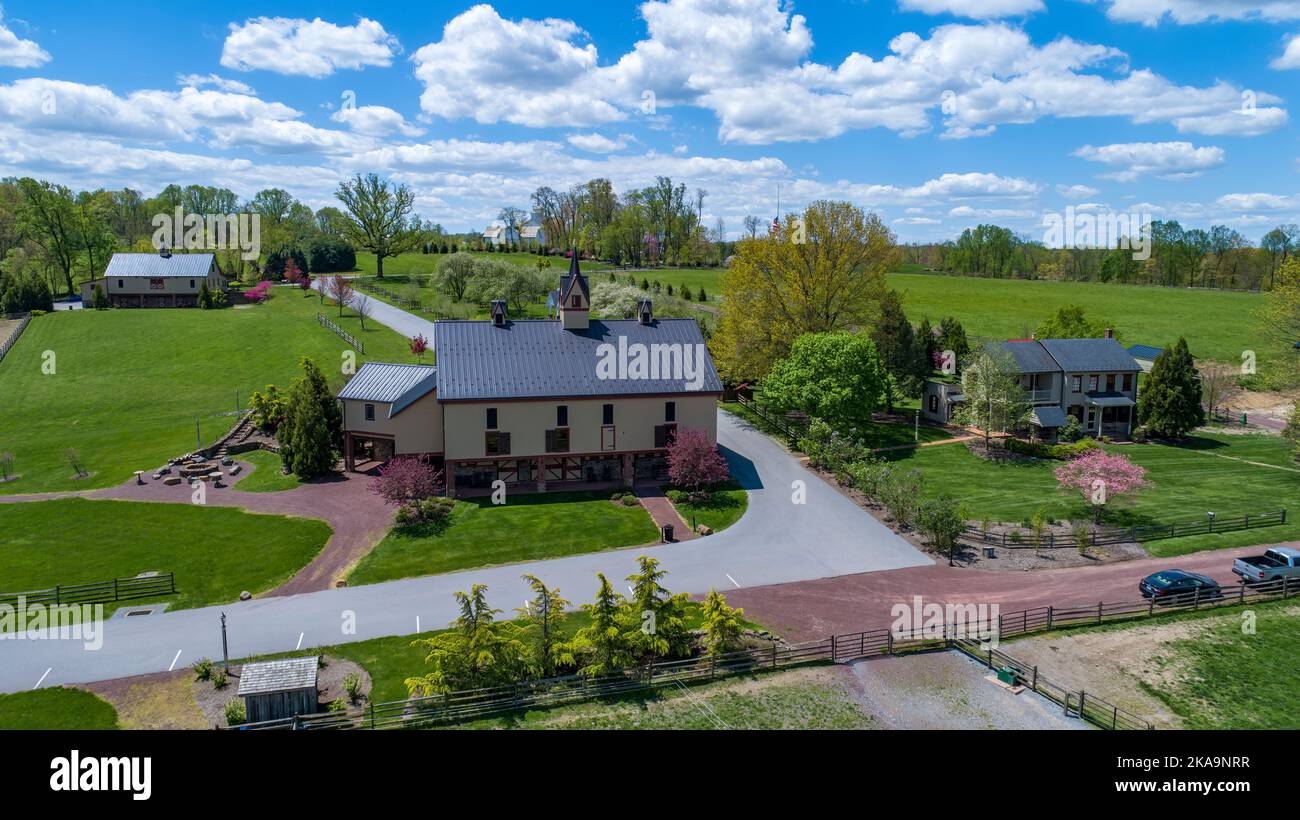 Drone vue d'une ferme et de la Grange sur une belle campagne le jour du printemps Banque D'Images