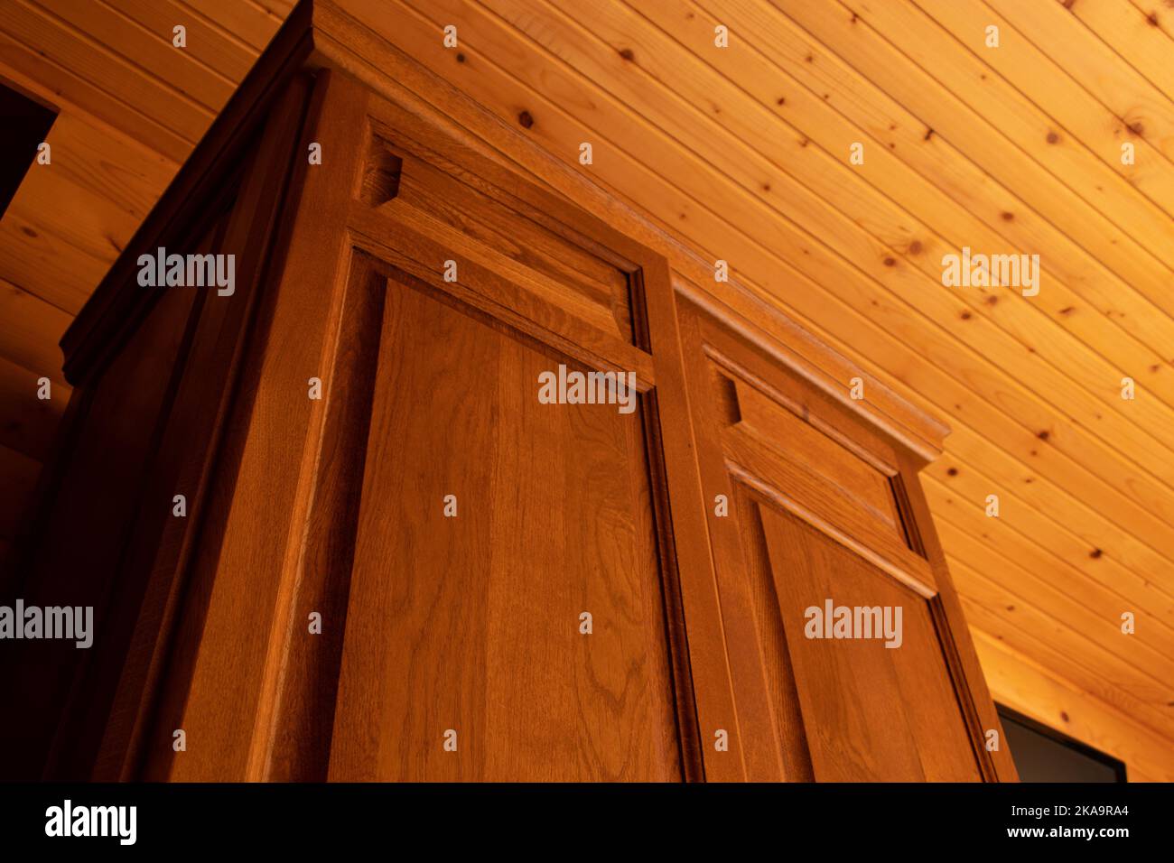 Armoire en bois dans une pièce avec des murs en bois, intérieur en bois dans la maison, vue sur le plafond et l'armoire de bas en haut Banque D'Images