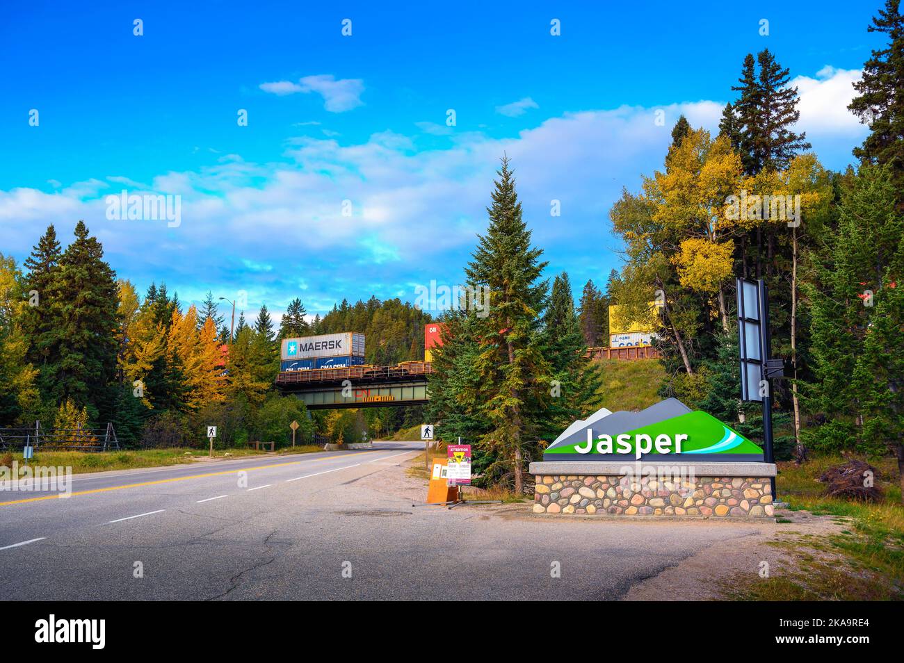 Panneau de bienvenue au village de Jasper situé dans les Rocheuses canadiennes Banque D'Images