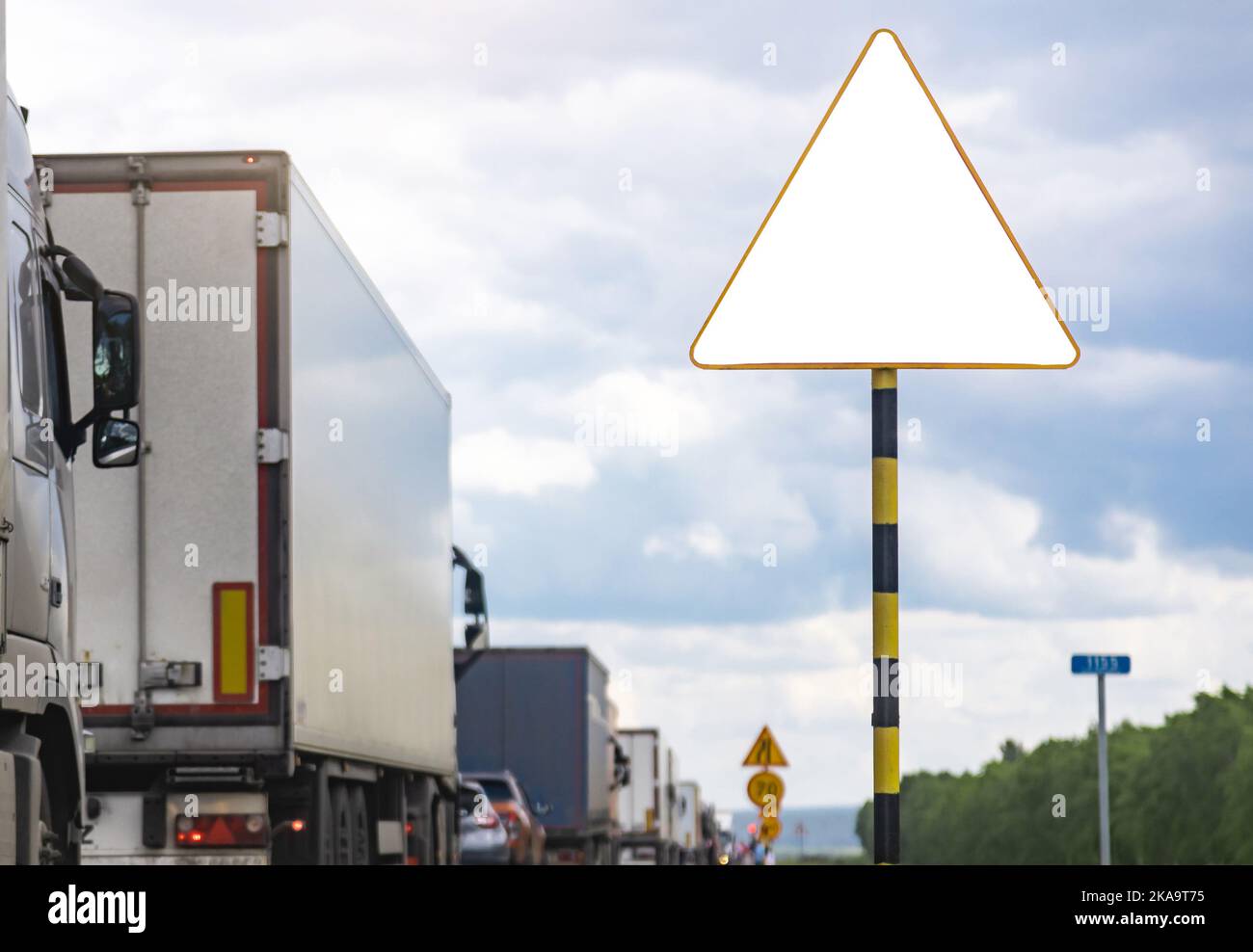 Les chariots sont bloqués dans la circulation. Une colonne de semi-remorques sur l'autoroute. Route panneau copyspace. Banque D'Images