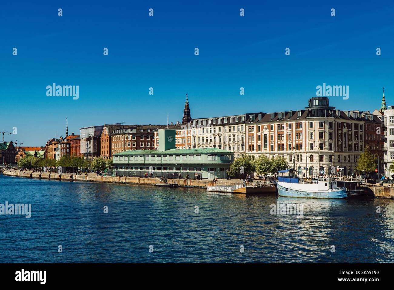 Promenade du front de mer de Havnegade dans le centre de Copenhague, Danemark. Banque D'Images