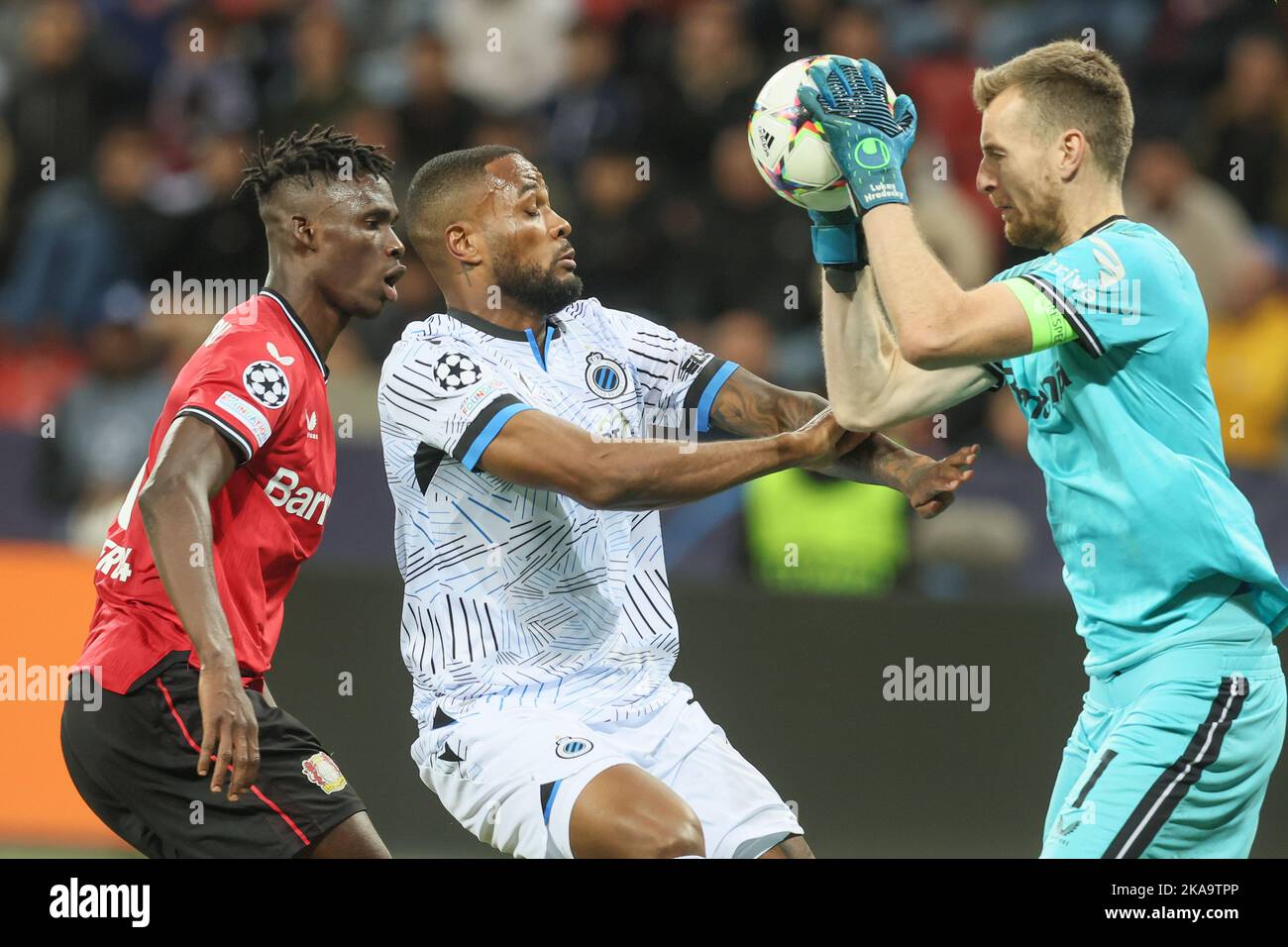 Leverkusen, Allemagne, 01/11/2022, le cyle Larin du Club et le gardien de but Lukas Hradecky de Leverkusen se battent pour le ballon lors d'un match de football en groupe entre l'équipe allemande Bayer Leverkusen et l'équipe belge de football Club Brugge KV, le mardi 01 novembre 2022 à Leverkusen, Allemagne, Le 6/6 jour de la scène du groupe de la Ligue des champions de l'UEFA. BELGA PHOTO BRUNO FAHY Banque D'Images