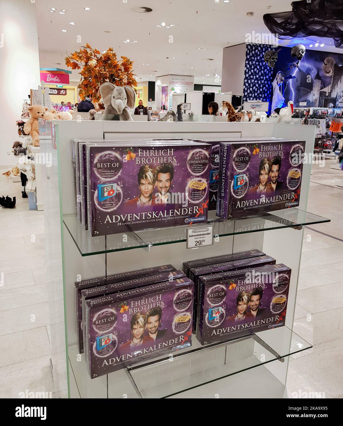 Berlin, Allemagne, octobre 2019: Boîtes de calendriers de l'Avent des illustres Ehrlich Brothers avec des surprises à l'intérieur et des CD pour des billets de spectacle sur une étagère Banque D'Images