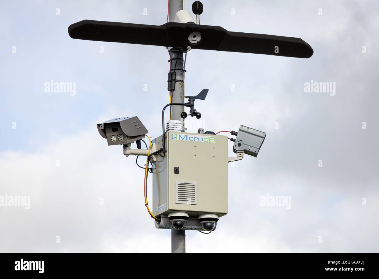 Une caméra de bruit à Keighley, West Yorkshire. Le dispositif, fixé à un lampadaire, mesure les niveaux sonores des véhicules qui passent et prend une image de tout cela Banque D'Images