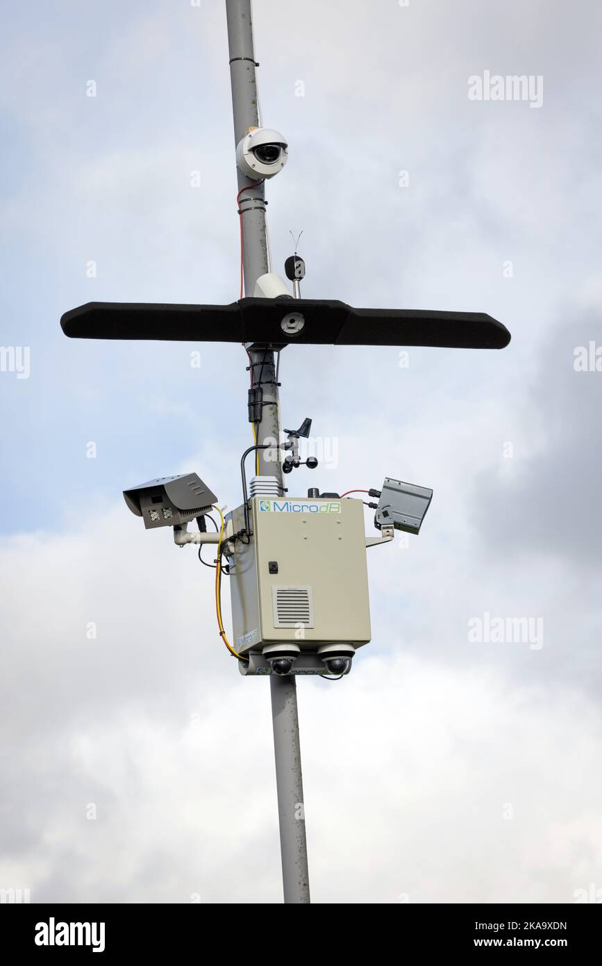 Une caméra de bruit à Keighley, West Yorkshire. Le dispositif, fixé à un lampadaire, mesure les niveaux sonores des véhicules qui passent et prend une image de tout cela Banque D'Images
