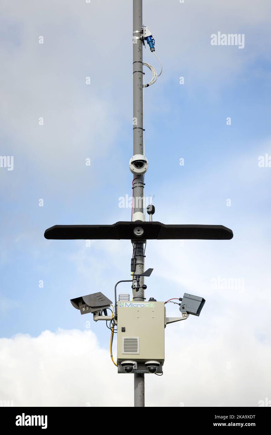 Une caméra de bruit à Keighley, West Yorkshire. Le dispositif, fixé à un lampadaire, mesure les niveaux sonores des véhicules qui passent et prend une image de tout cela Banque D'Images
