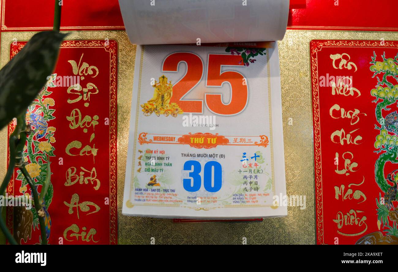 Moscou, Russie, novembre 2019: Calendrier vietnamien détachable déchirable avec date 25 décembre 2019 sur le mur: Numéros rouges, hiéroglyphes, belle Go Banque D'Images
