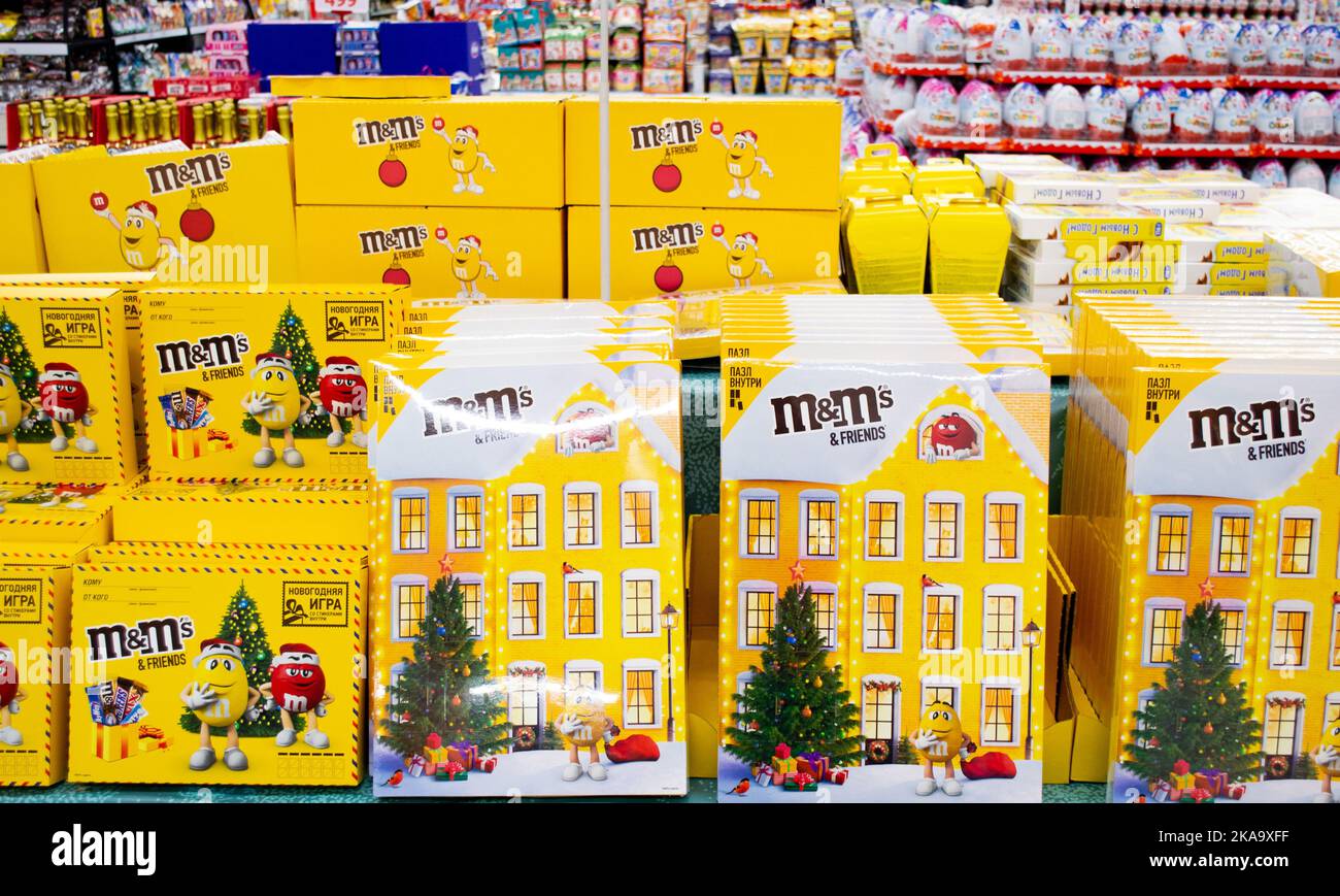 Moscou, Russie, novembre 2020 : le calendrier du chocolat de mm. Bonbons dans une boîte jaune avec caractères. Banque D'Images