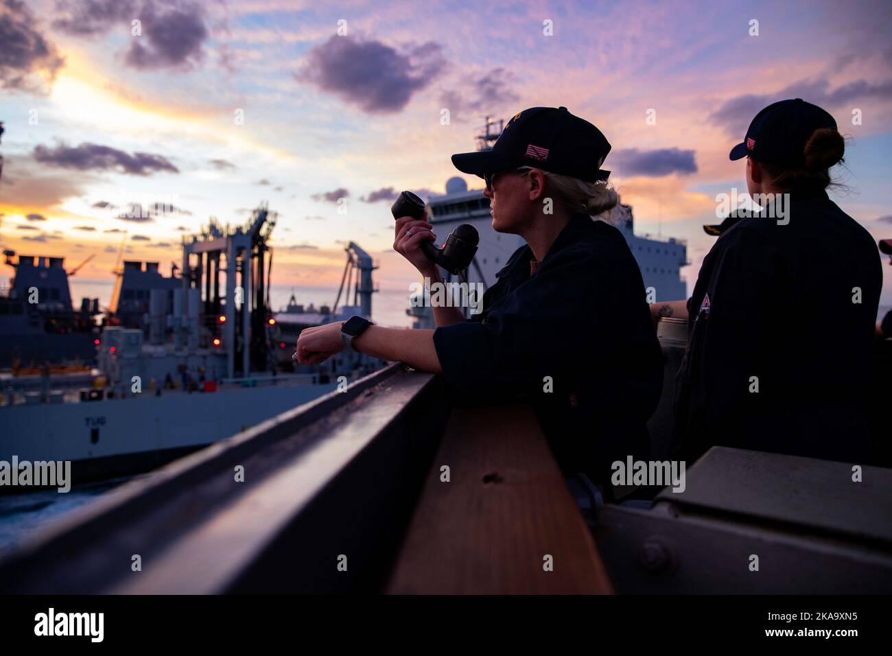 Océan Atlantique. 16th octobre 2022. L'enseigne Janet Hohn, à gauche, affectée au destroyer à missiles guidés de la classe Arleigh Burke USS Ramage (DDG 61), communique les changements de cap avec le pilothouse lors d'un réapprovisionnement en mer avec le navire d'approvisionnement Royal canadien MV Astérix dans le cadre du groupe de grève des transporteurs Gerald R. Ford, octobre. 17, 2022. Le premier porte-avions de classe USS Gerald R. Ford (CVN 78) est en cours de déploiement inaugural, menant des entraînements et des opérations aux côtés des alliés et partenaires de l'OTAN afin d'améliorer l'intégration pour les opérations futures et de démontrer le mandat de la marine américaine Banque D'Images