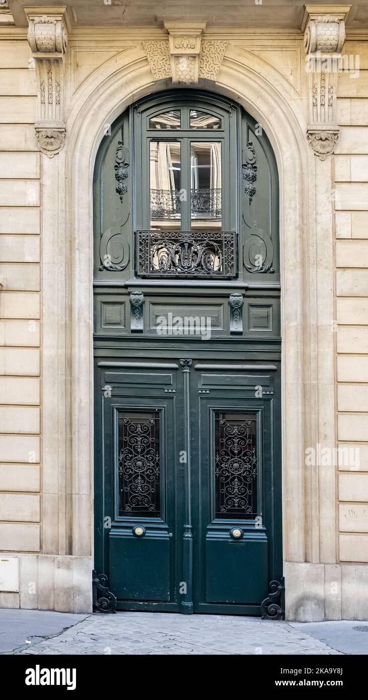 Paris, une ancienne porte en bois, belle façade dans un quartier luxueux, dans le 8e arrondissement Banque D'Images