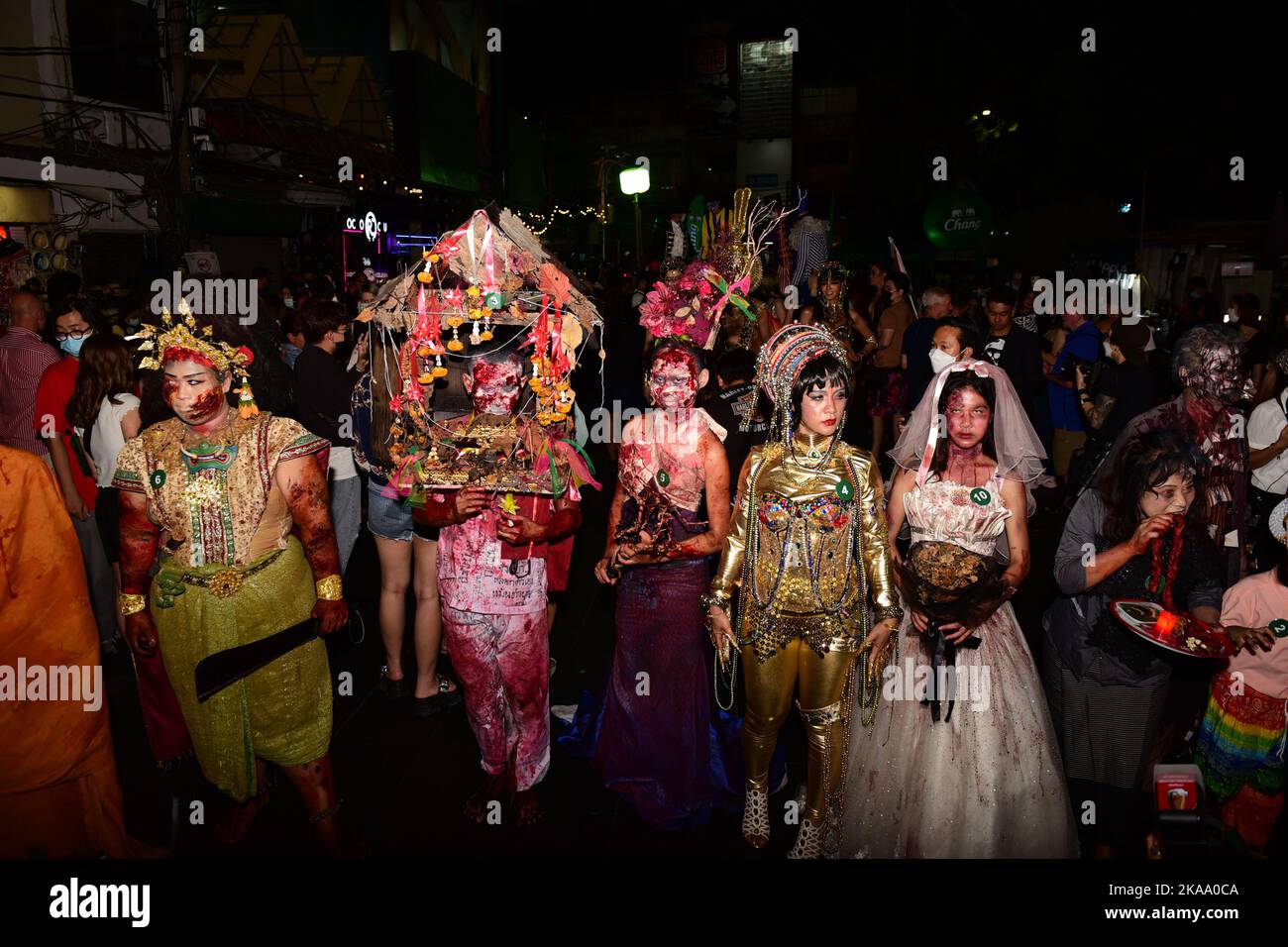 Bangkok, Thaïlande. 31st octobre 2022. Les gens vêtus de costumes de fantaisie assistent à 'Khaosan Halloween 2022' sur 31 octobre 2022 sur la route de Khao San, district de Phra Nakhon, Bangkok, Thaïlande, un monument populaire auprès des touristes étrangers. (Photo de Teera Noisakran/Pacific Press/Sipa USA) crédit: SIPA USA/Alay Live News Banque D'Images
