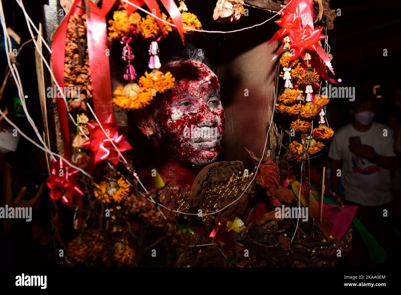 Bangkok, Thaïlande. 31st octobre 2022. Les gens vêtus de costumes de fantaisie assistent à 'Khaosan Halloween 2022' sur 31 octobre 2022 sur la route de Khao San, district de Phra Nakhon, Bangkok, Thaïlande, un monument populaire auprès des touristes étrangers. (Photo de Teera Noisakran/Pacific Press/Sipa USA) crédit: SIPA USA/Alay Live News Banque D'Images