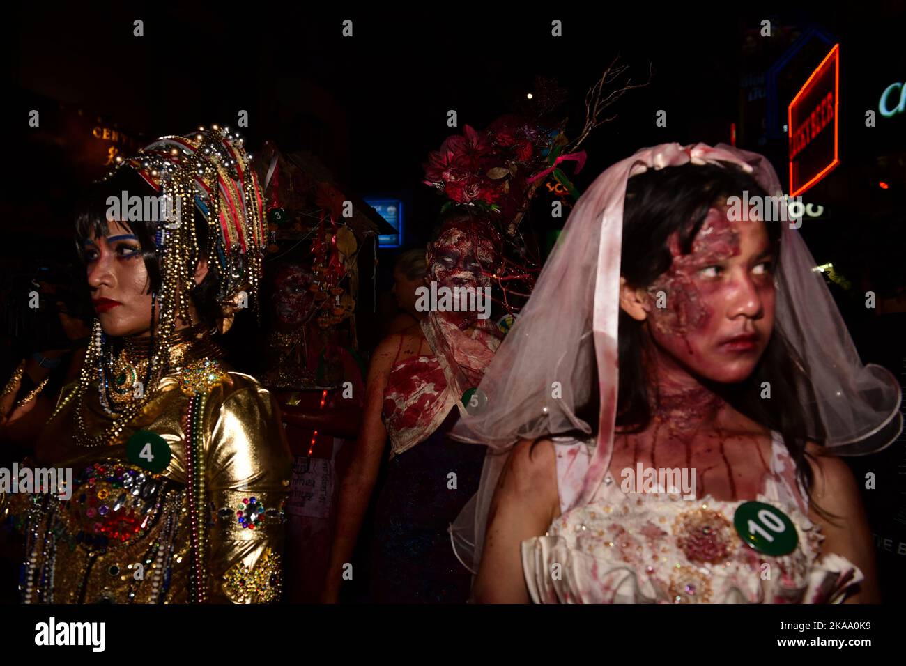 Bangkok, Thaïlande. 31st octobre 2022. Les gens vêtus de costumes de fantaisie assistent à 'Khaosan Halloween 2022' sur 31 octobre 2022 sur la route de Khao San, district de Phra Nakhon, Bangkok, Thaïlande, un monument populaire auprès des touristes étrangers. (Photo de Teera Noisakran/Pacific Press/Sipa USA) crédit: SIPA USA/Alay Live News Banque D'Images