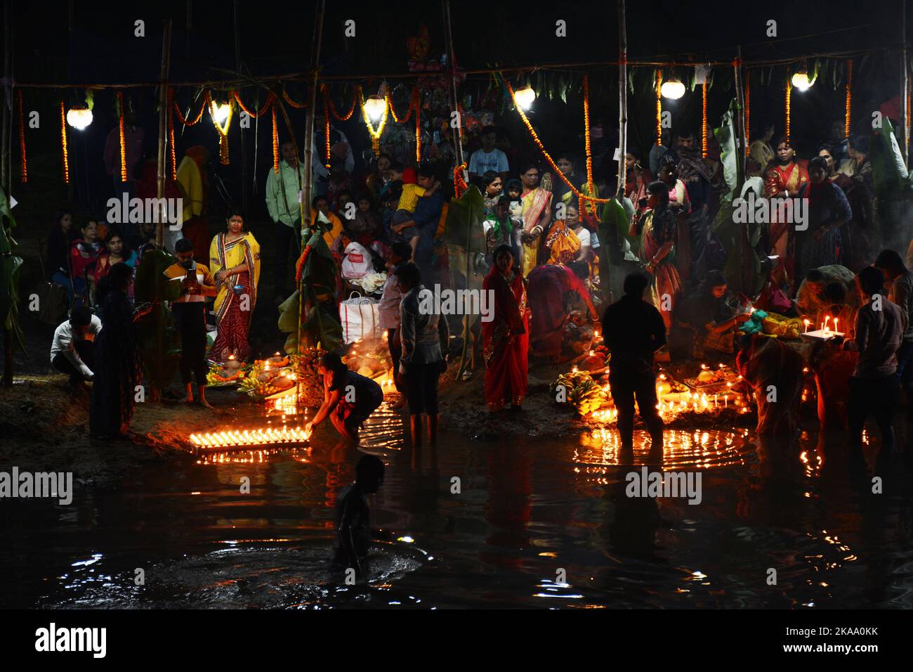 Santiniketan, Inde. 31st octobre 2022. Chhath puja est dédié au Dieu du soleil Surya. Le festival est appelé 'Chhath' parce qu'il signifie le numéro 6 en hindi ou népalais. Le festival est célébré le 6th jour du mois hindou de Karthika. Chhath Puja est l'un des plus grands festivals de l'Inde. Ce festival est célébré dans la plupart des régions du Bihar, de l'Uttar Pradesh et aussi dans certaines parties du Bengale. Bengale-Occidental, Inde le 31 octobre 2022 (photo de Samiran Nandy/Pacific Press/Sipa USA) crédit: SIPA USA/Alay Live News Banque D'Images