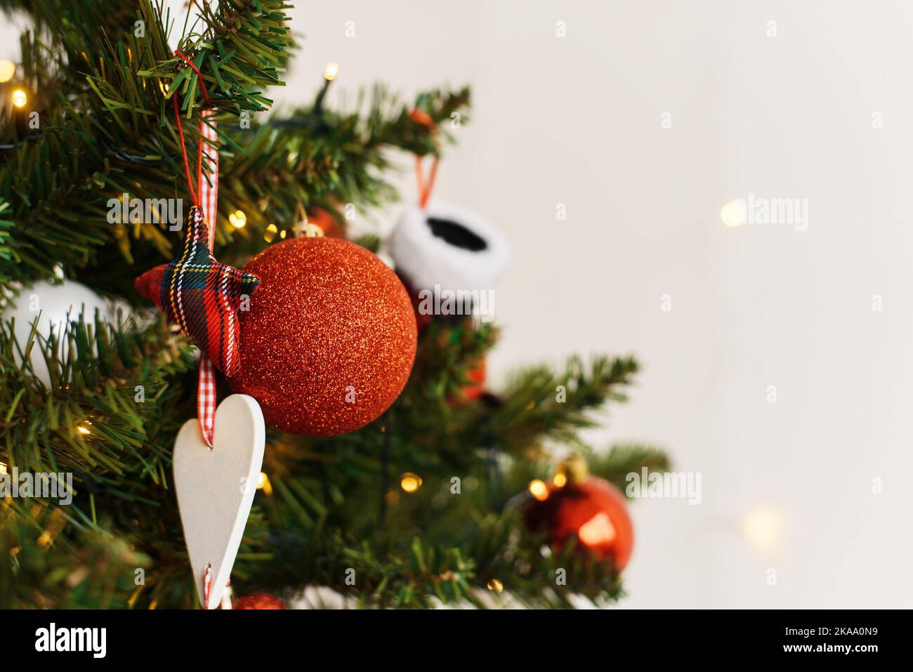Décorations et boules sur l'arbre de Noël à la maison. Espace de copie. Banque D'Images