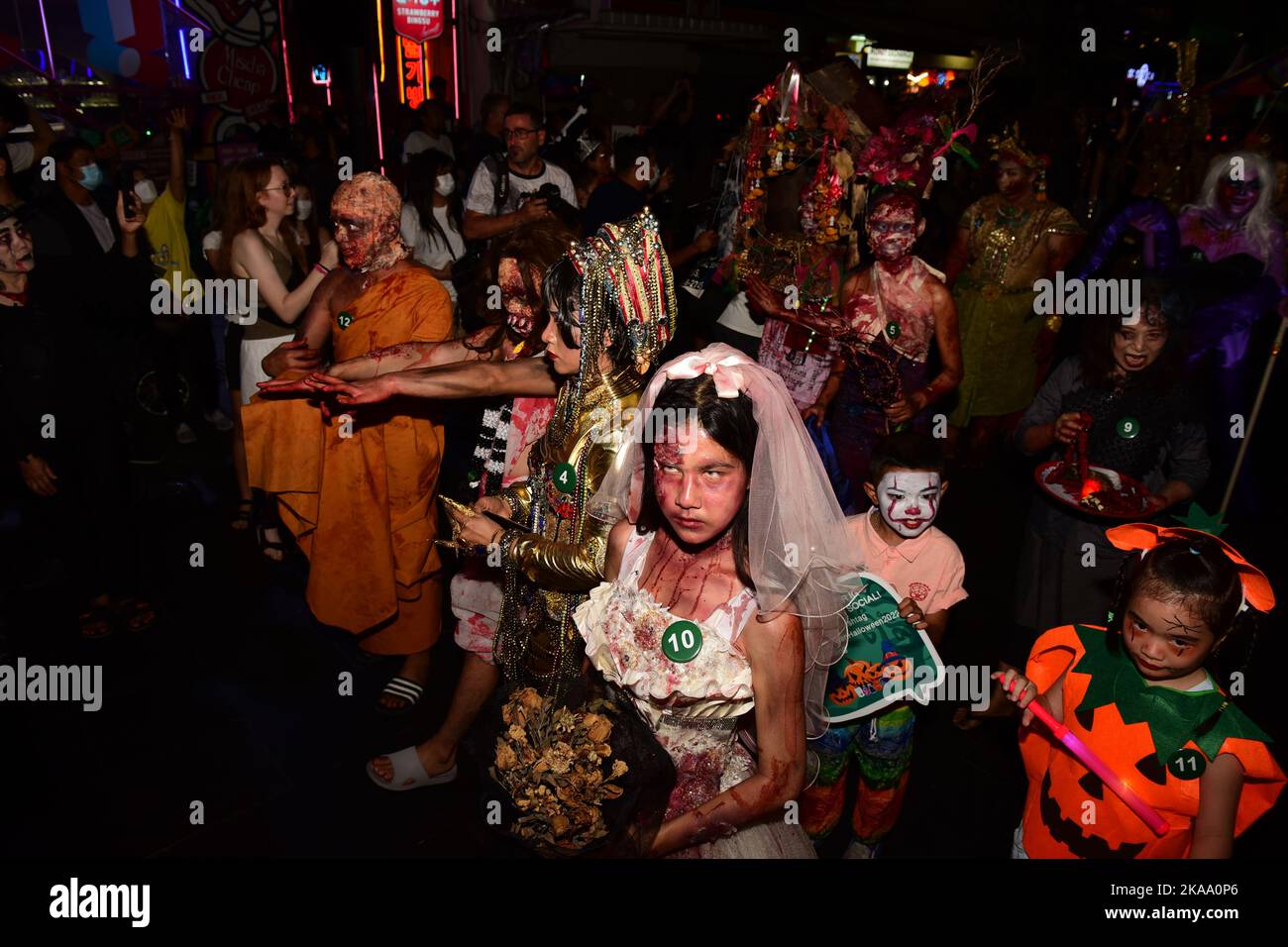 Bangkok, Thaïlande. 31st octobre 2022. Les gens vêtus de costumes de fantaisie assistent à 'Khaosan Halloween 2022' sur 31 octobre 2022 sur la route de Khao San, district de Phra Nakhon, Bangkok, Thaïlande, un monument populaire auprès des touristes étrangers. (Photo de Teera Noisakran/Pacific Press/Sipa USA) crédit: SIPA USA/Alay Live News Banque D'Images