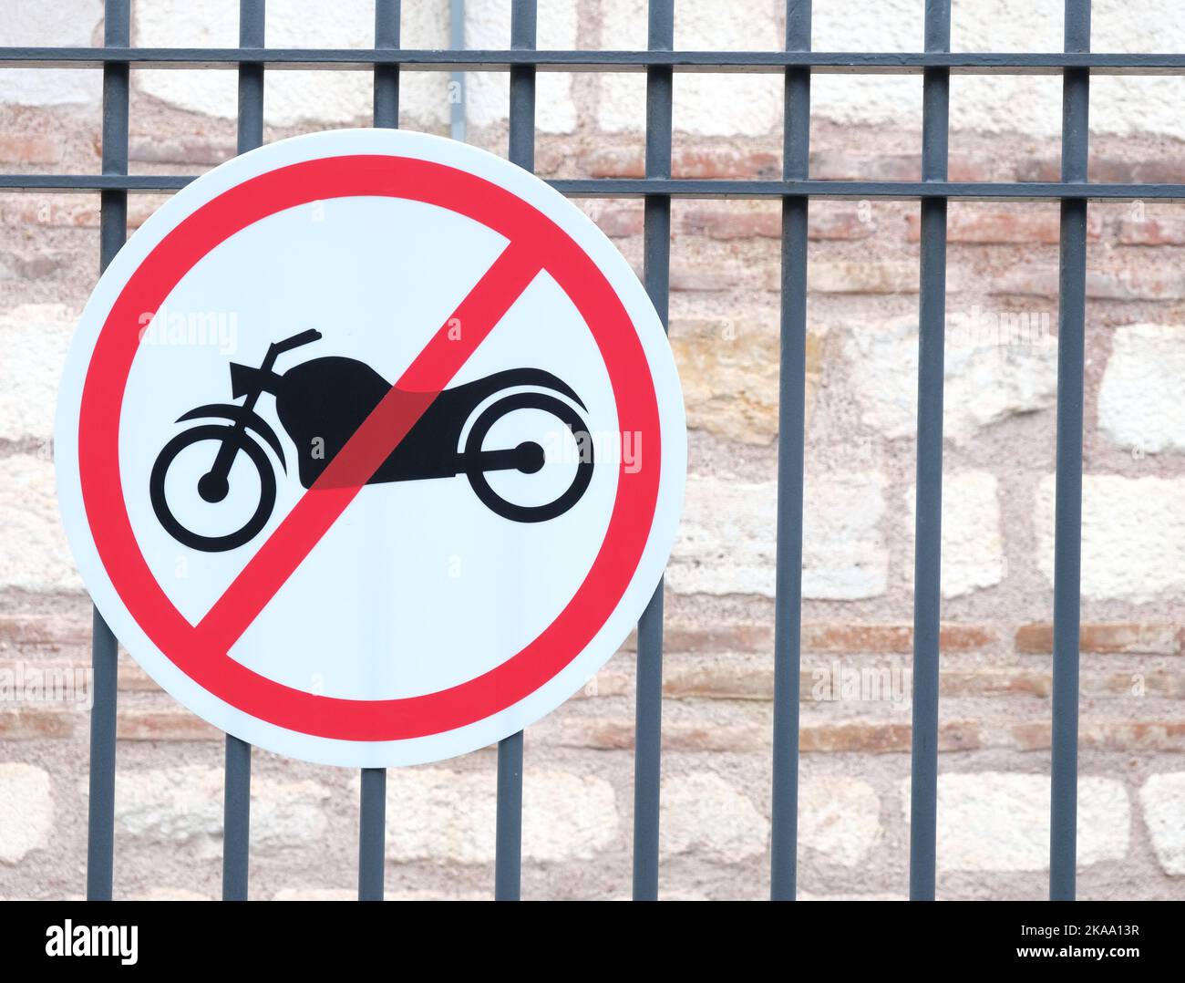 Pas de panneau de moto au mur. Moto n'entrez pas ici. Banque D'Images