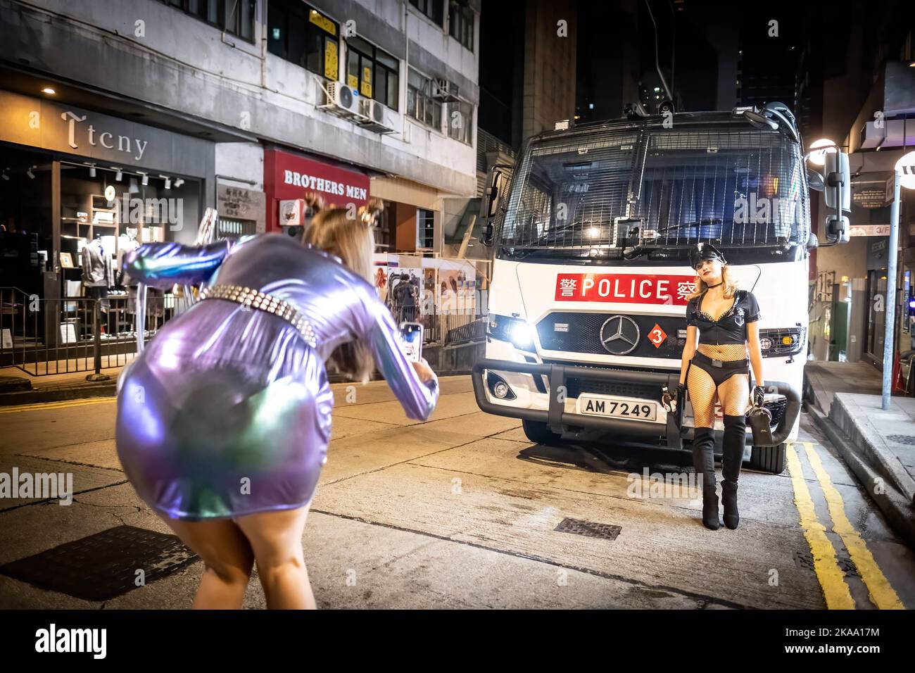 Hong Kong, Chine. 29th octobre 2022. Une femme vêtue d'un costume de police pose pour une photo à LAN Kwai Fong pendant la célébration. En dépit de la politique de distance sociale et de la loi de masque obligatoire qui restent efficaces dans la ville en vertu de la politique de zéro-Covid-19 en Chine, des personnes vêtues de différents costumes pour célébrer Halloween. (Image de crédit : © Alex Chan TSZ Yuk/SOPA Images via ZUMA Press Wire) Banque D'Images