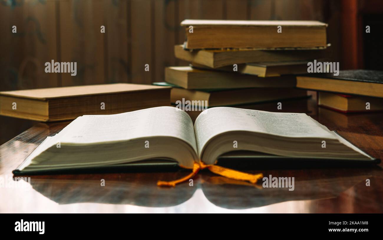 Un gros plan de livres et de bibles dans la ta Banque D'Images