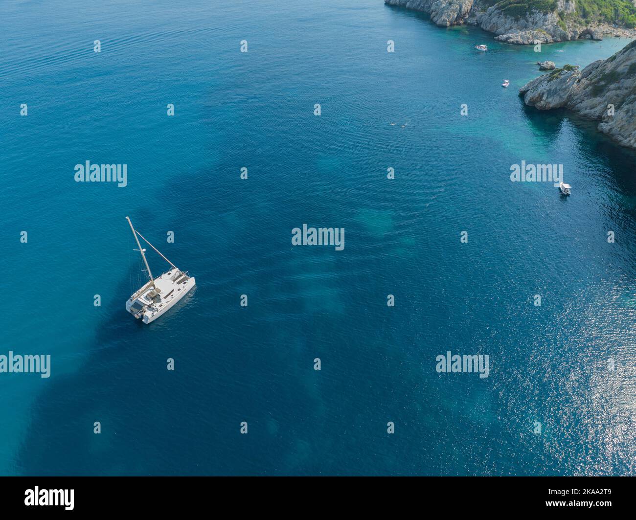 Vue aérienne d'un catamaran amarré près de Porto Timoni. Corfou, Grèce. Mer cristalline. Côte de l'île. Banque D'Images