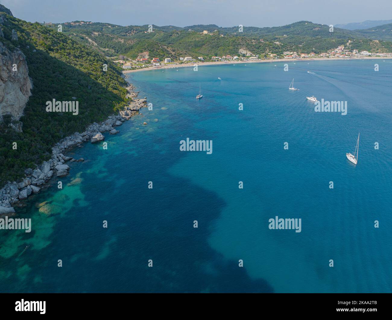 Vue aérienne de la plage d'Agios Georgios et du littoral qui mènent à la plage de Porto Timoni, île de Corfou, Grèce Banque D'Images