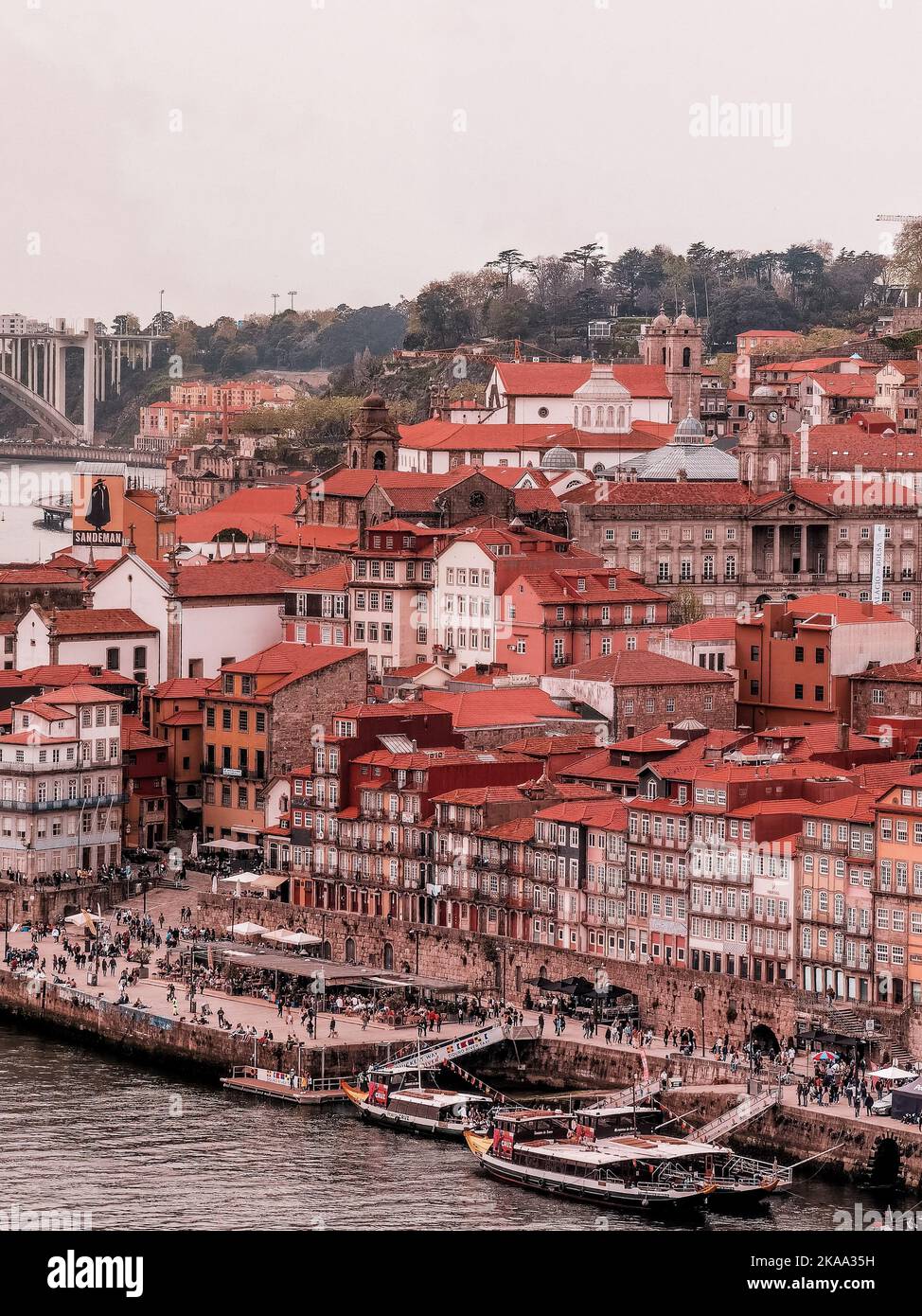Une belle vue sur les immeubles d'appartements au bord de la mer avec un port à Porto, Portugal Banque D'Images