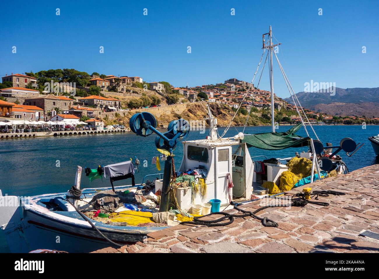 Bateau de pêche dans le port à la station de vacances de Molyvos sur l'île grecque de Lesvos Grèce Banque D'Images