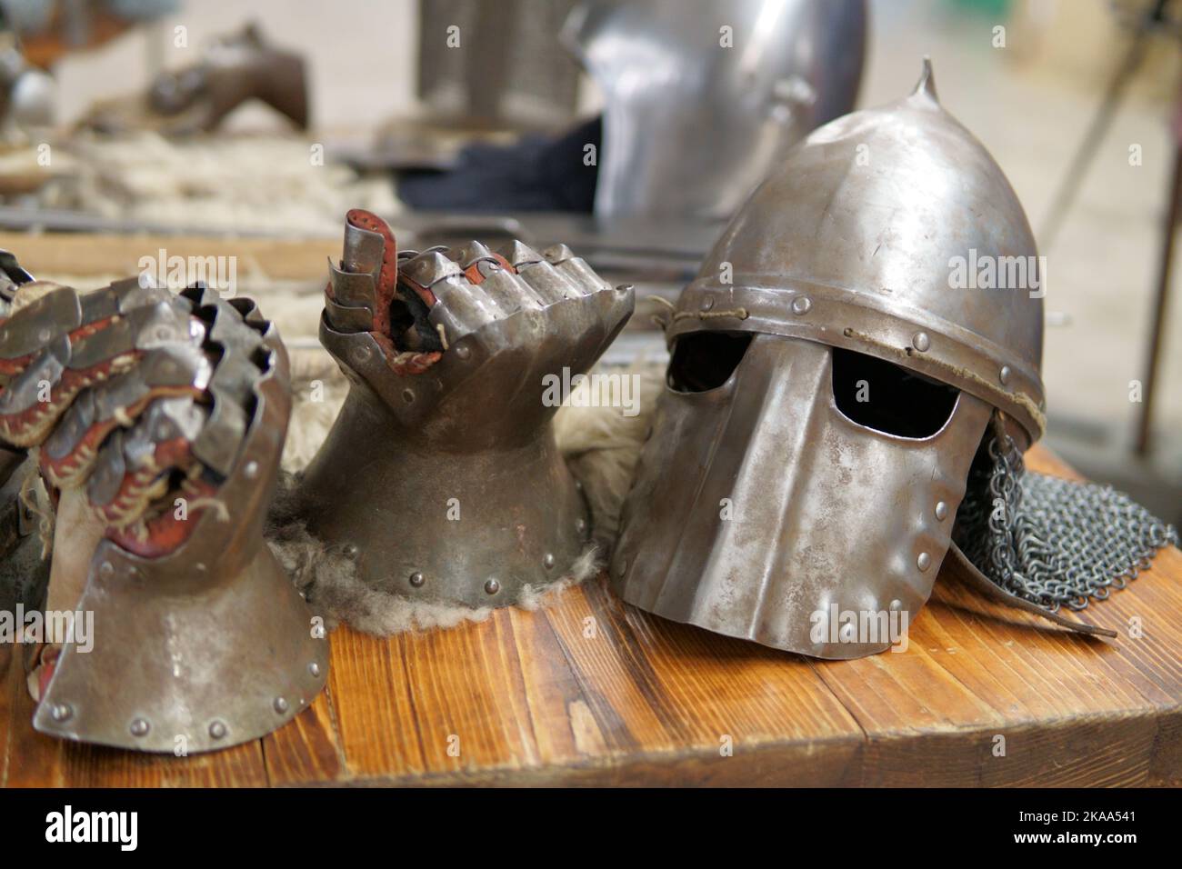 Armure de chevalier médiéval - casque et gants - exposée sur la foire de Belgrade. Banque D'Images