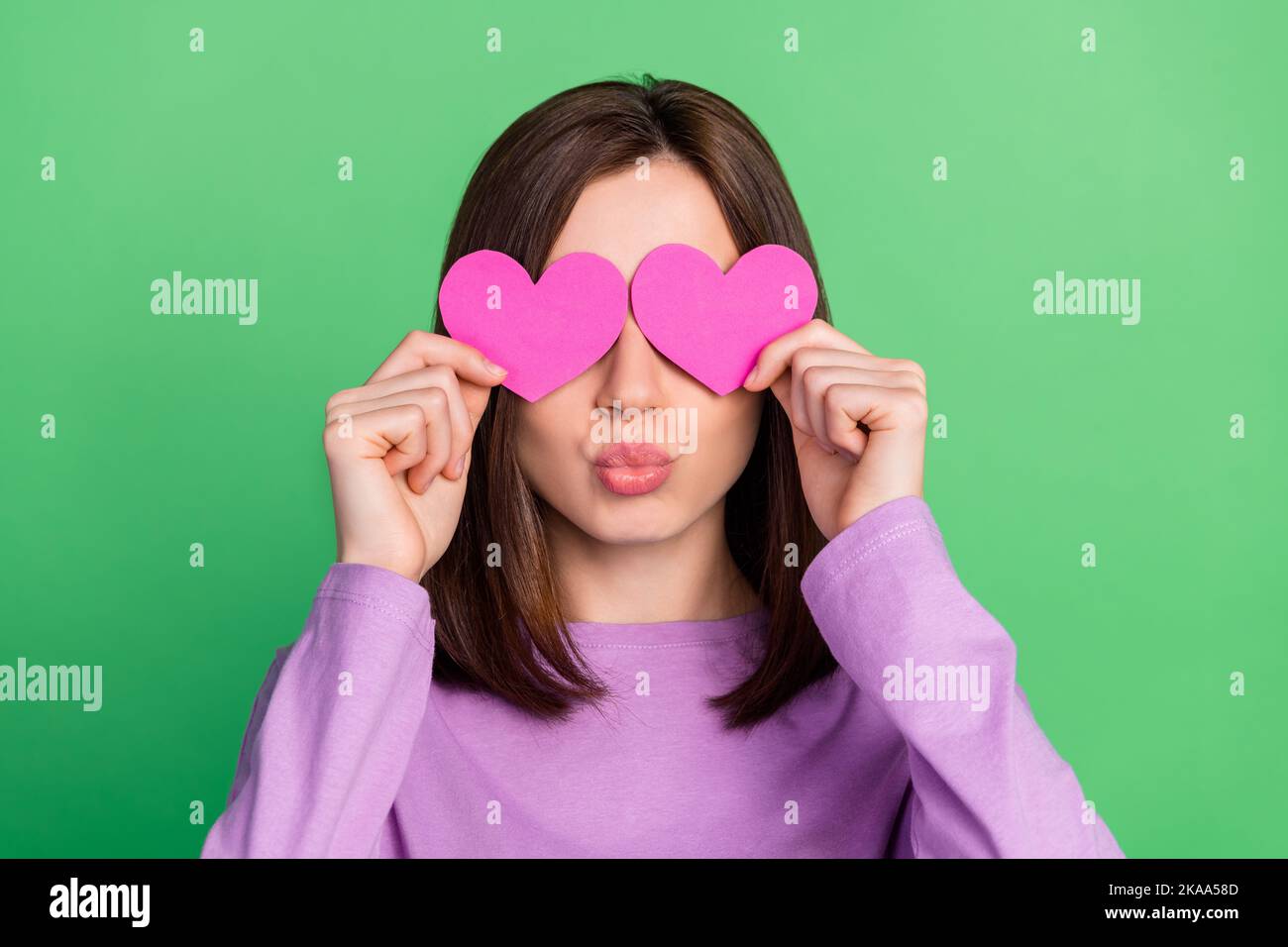 Photo de la jeune jolie belle dame couverture yeux roses coeurs soufflent  baiser isolé sur fond vert couleur Photo Stock - Alamy