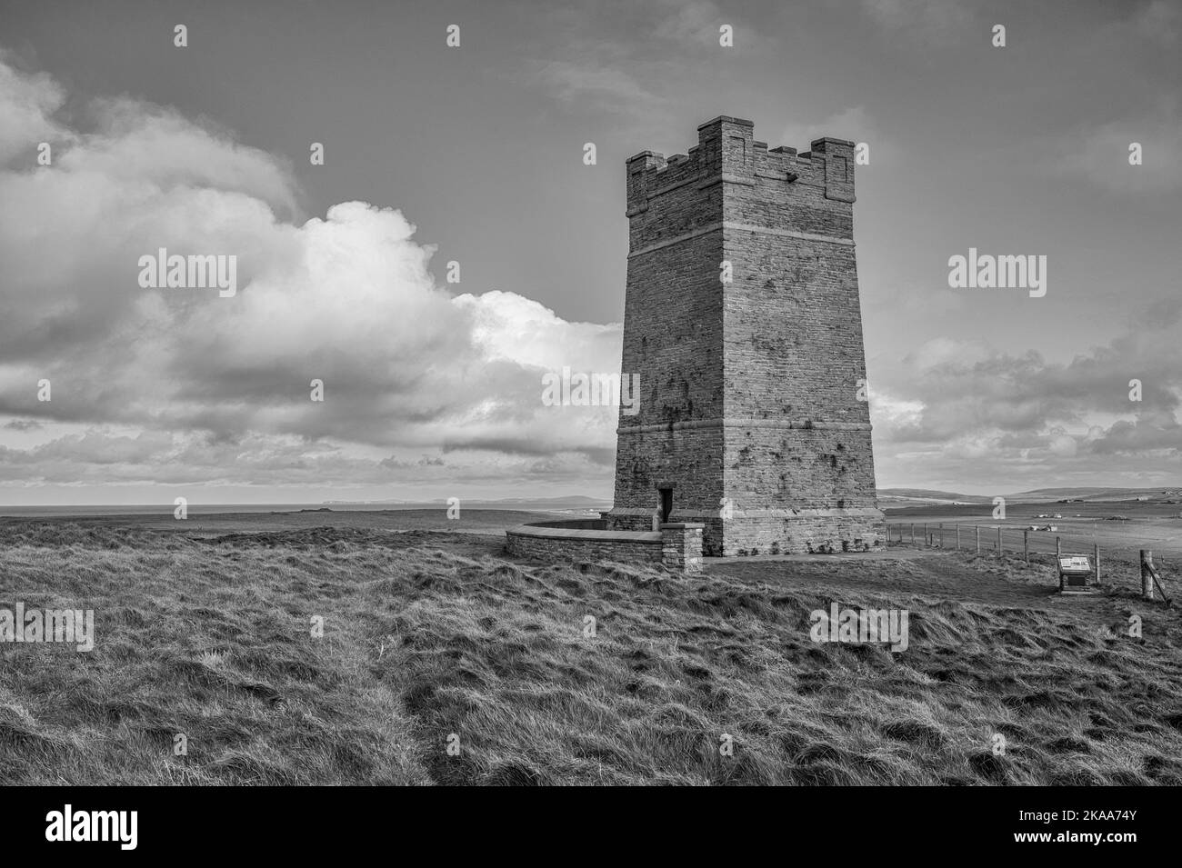 L'image est celle de la tour du mémorial de Kitchener à Marwick Head, dédiée au maréchal Earl Kitchener de Khartoum et à l'équipage du HMS Hampshire Banque D'Images