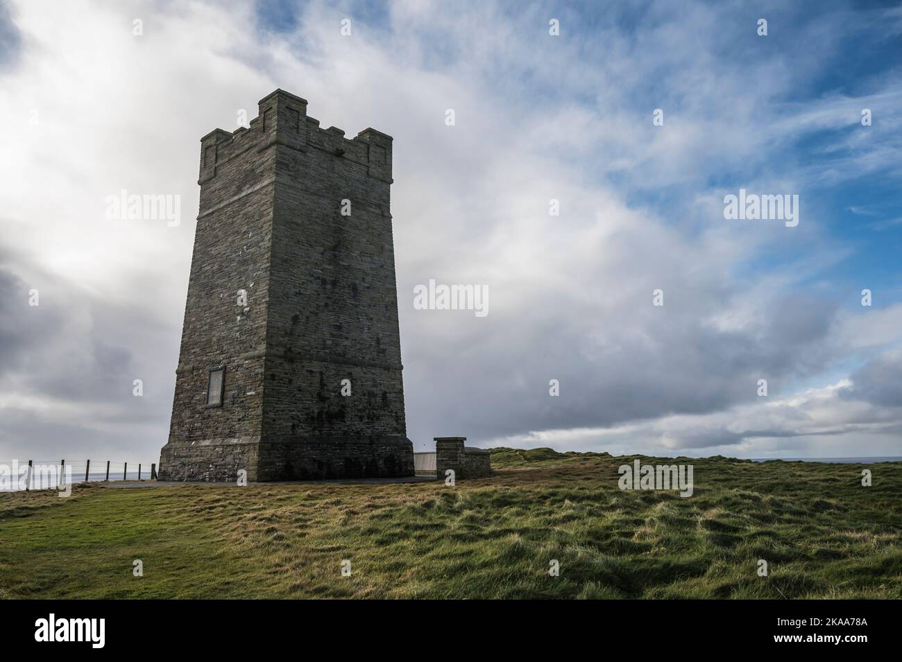 L'image est celle de la tour du mémorial de Kitchener à Marwick Head, dédiée au maréchal Earl Kitchener de Khartoum et à l'équipage du HMS Hampshire Banque D'Images