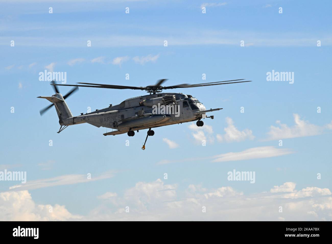 USMC CH-53E Super Stallion sort de LZ après une chute de cargaison Banque D'Images