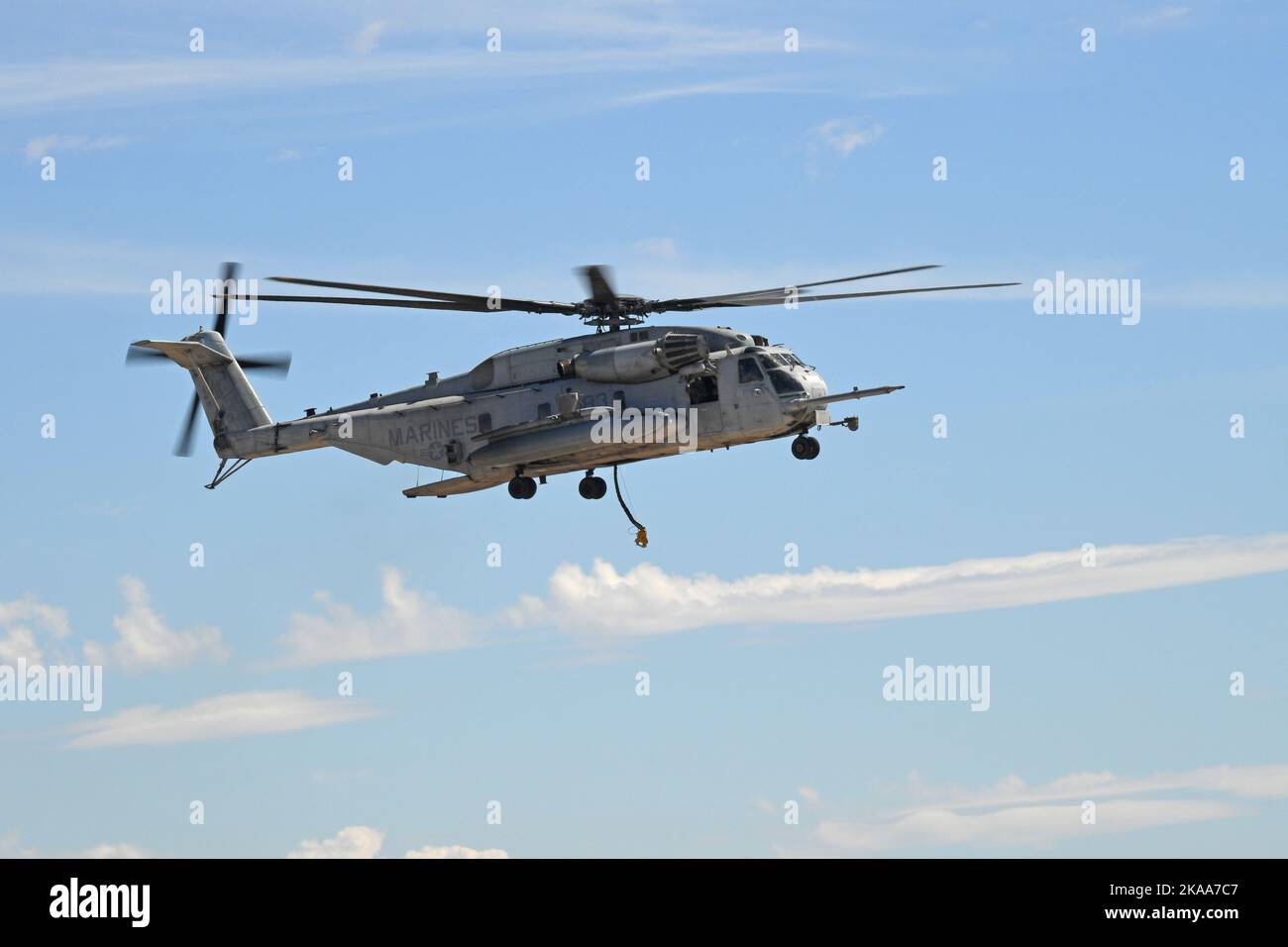 USMC CH-53E Super Stallion sort de LZ après une chute de cargaison Banque D'Images