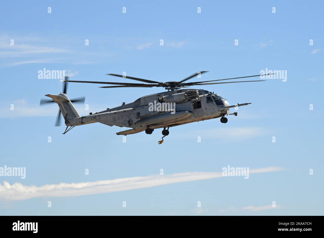 USMC CH-53E Super Stallion sort de LZ après une chute de cargaison Banque D'Images