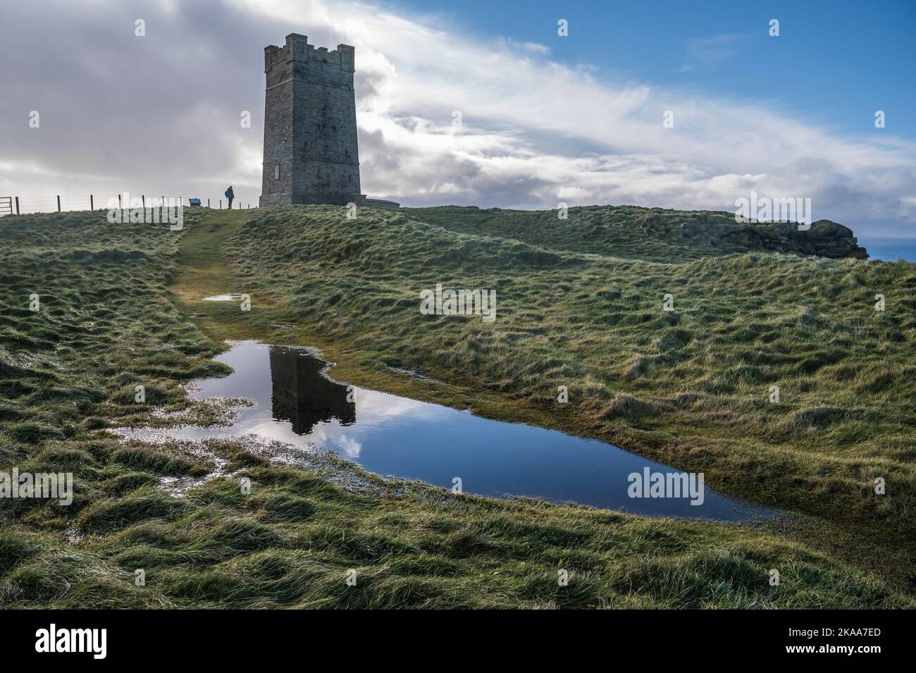 L'image est celle de la tour du mémorial de Kitchener à Marwick Head, dédiée au maréchal Earl Kitchener de Khartoum et à l'équipage du HMS Hampshire Banque D'Images