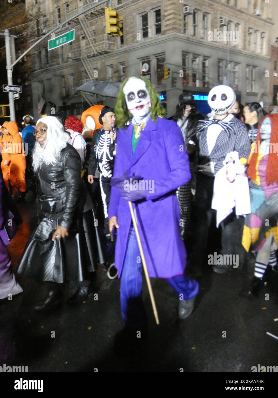 6th Ave et 10th St, West Village, New York, NY, 10011. 31 octobre 2022. Malgré la persistance des pluies qui drament des fêtards de rue fortement barricadés, l'emblématique défilé d'Halloween annuel de New York a eu lieu sans problème en 2022, alors que Ghouls et Gobelins ont célébré le festival païen annuel avec terreur et plaisir jusque tard dans la nuit. Crédit : ©Julia Mineeva/EGBN TV News/Alay Live News Banque D'Images