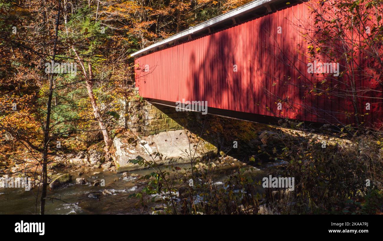 vieux pont couvert en automne Banque D'Images