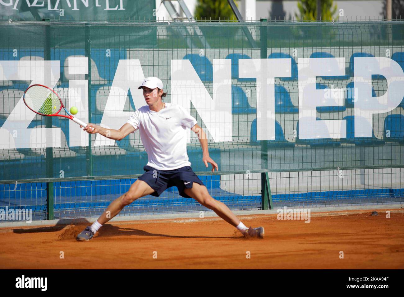 Gaziantep, Turquie. 30th octobre 2022. Le joueur de tennis roumain Nicholas David Ionel rivalise avec le joueur de tennis français Corentil Denolly au complexe de tennis Mehmet ÅžemÅŸik de Gaziantep, lors de la finale du premier tournoi de tennis international dans la ville du sud de la Turquie. Nicholas David Ionel a gagné contre Corentil Denolly 6-2, 6-2 le dimanche, et a ensuite reçu le trophée du maire de la municipalité métropolitaine de Gaziantep Fatma Åžahin, et le président de la Fédération turque de tennis Cengiz Durmus (Credit image: © Zakariya Yahya/IMAGESLIVE via ZUMA Press Wire) Banque D'Images